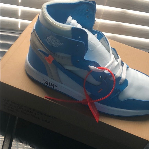 Off-White X Air Jordan 1 Retro High OG “UNC” main image 6